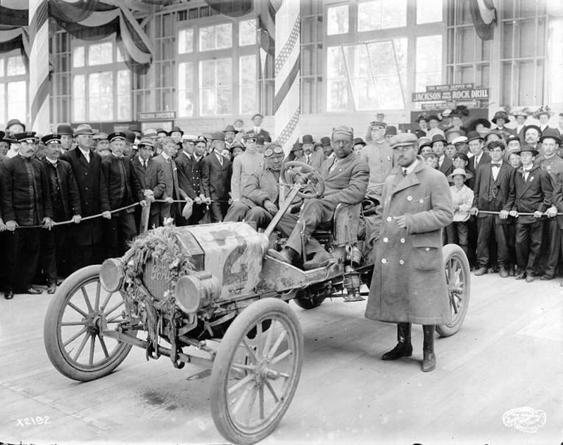 El Ford T creado por Henry Ford que redefinió la industria automotriz.