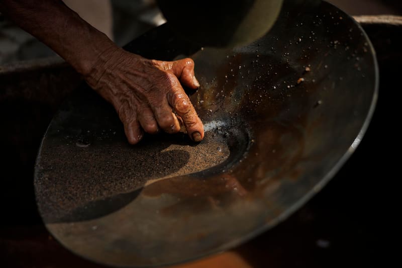 El garimpeiro Zezão analizando el material de mineral extraído del subsuelo para verificar la proporción de oro en Serra Pelada (Fuente: EFE).