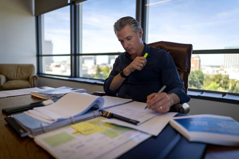 El gobernador de California, Gavin Newsom, anunció el comienzo de la fase de prueba del “pasaporte laboral”.