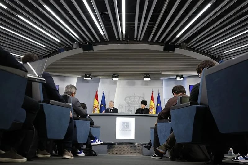 El Gobierno acusa a Abascal de “inhumano” por utilizar la tragedia de los trenes.