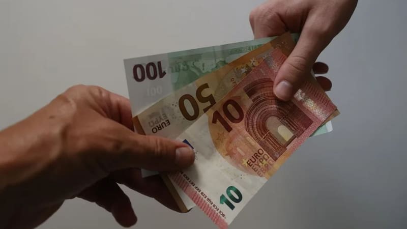 El Gobierno adelantó que revisará el salario mínimo ante la inflación actual. Foto: EFE