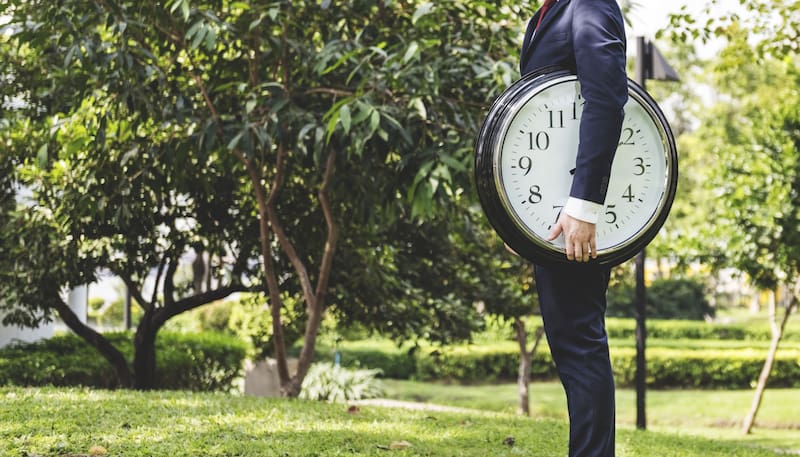 El Gobierno aprobará el registro horario antes de verano: esto es lo que debes saber sobre la reforma laboral y su impacto en los salarios. (Fuente: Freepik).