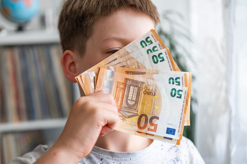 El Gobierno asegura que habrá subida del SMI en 2026 y presiona a la patronal para pactarla.