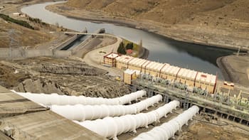 Represas a dos “aguas”: entre un socio “molesto” en Santa Cruz y el lujo de descartar en Neuquén