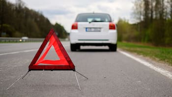 El Gobierno confirmó que multará a todos los autos que estén parados en la calle si no cumplen un requisito clave