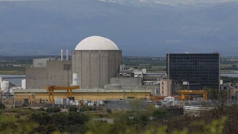 El Gobierno da marcha atrás y extiende la vida de la central nuclear de Almaraz.