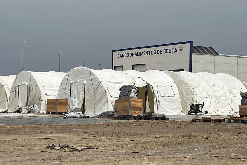 El Gobierno de España toma posesión del puerto de Ceuta para albergar un millar de inmigrantes.