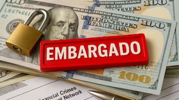 Ya es oficial | El Gobierno embarga cuentas bancarias y suspende salarios de quienes no cumplan con esta condición