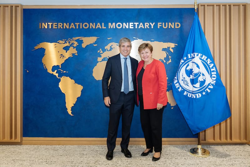 El Gobierno evalúa si profundizar medidas mientras el equipo económico mantiene el diálogo con el FMI.
