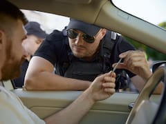 Confirmado por la Guardia Civil: “Conducir con chancletas está permitido, salvo que su uso interfiera en la conducción”