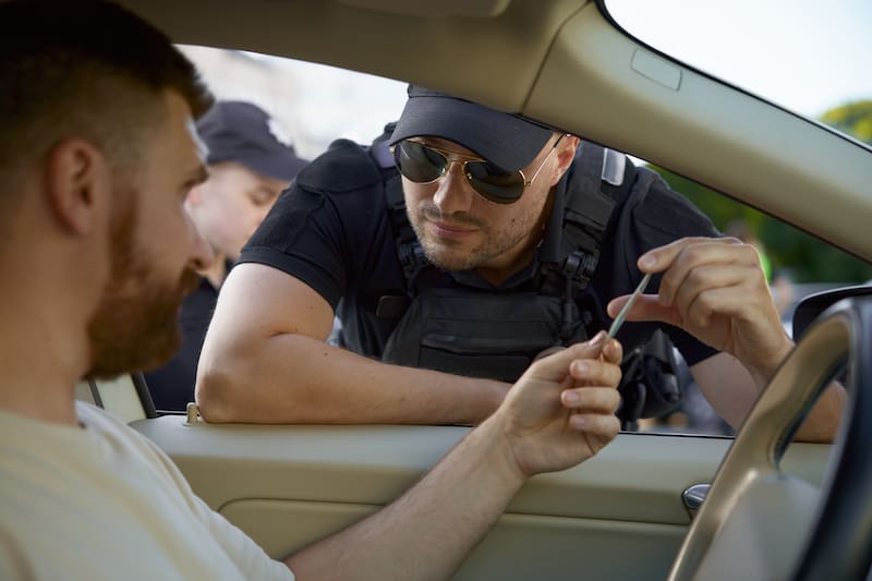 Utilizar el celular al volante es una de las infracciones más costosas.