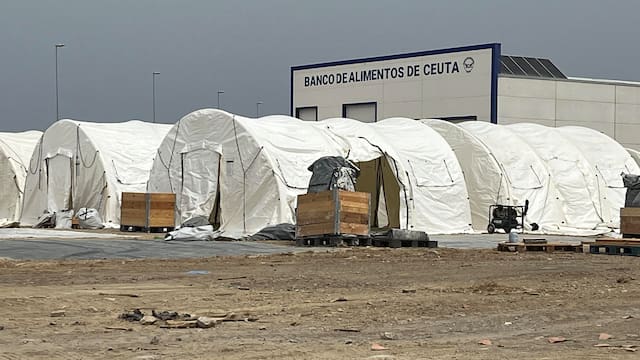 El Gobierno toma el control del puerto de Ceuta para alojar a un millar de migrantes pese al rechazo de las autoridades y los vecinos