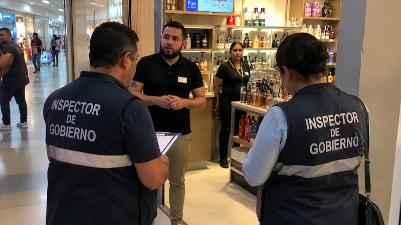 El Gobierno visitará local por local en centros comerciales y shoppings y expulsará a los clientes en estos casos.