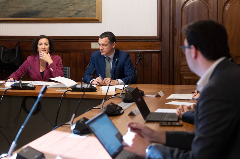 La Generalitat quiere anticiparse a los efectos del brote y asegura que el sector contará con el apoyo necesario.