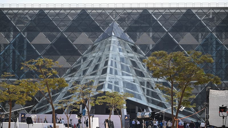 GIZA (EGIPTO), 01/11/2025.- Se ultiman los últimos preparativos antes de la inauguración oficial del Gran Museo Egipcio en Giza, Egipto, el 1 de noviembre de 2025. El Gran Museo Egipcio, el museo más grande del mundo dedicado a una sola civilización, abrirá oficialmente sus puertas el 1 de noviembre de 2025 con una ceremonia de inauguración a la que se espera que asistan numerosos jefes de Estado. EFE/MOHAMED HOSSAM