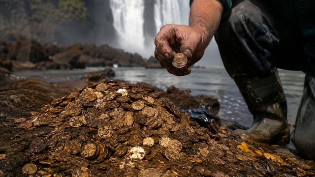 Descubrimiento del siglo | Perforan la tierra y sacan miles de monedas y lingotes del oro más preciado en una provincia de Sudamérica