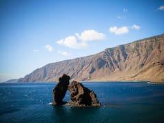 La bonita isla española que los británicos no dejan de recomendar: está llena de paisajes volcánicos y piscinas naturales