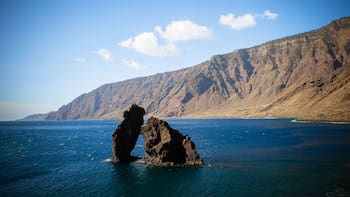 La bonita isla española que los británicos no dejan de recomendar: está llena de paisajes volcánicos y piscinas naturales