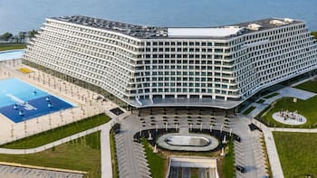 Inauguran el hotel más grande de la región: tiene forma de crucero, costó 230 millones y recibió una reserva cada 16 segundos