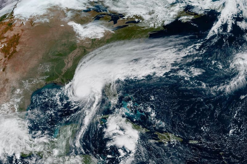 Fotografía satelital cedida por la Oficina Nacional de Administración Oceánica y Atmosférica (NOAA) a través del Centro Nacional de Huracanes (NHC) estadounidense.