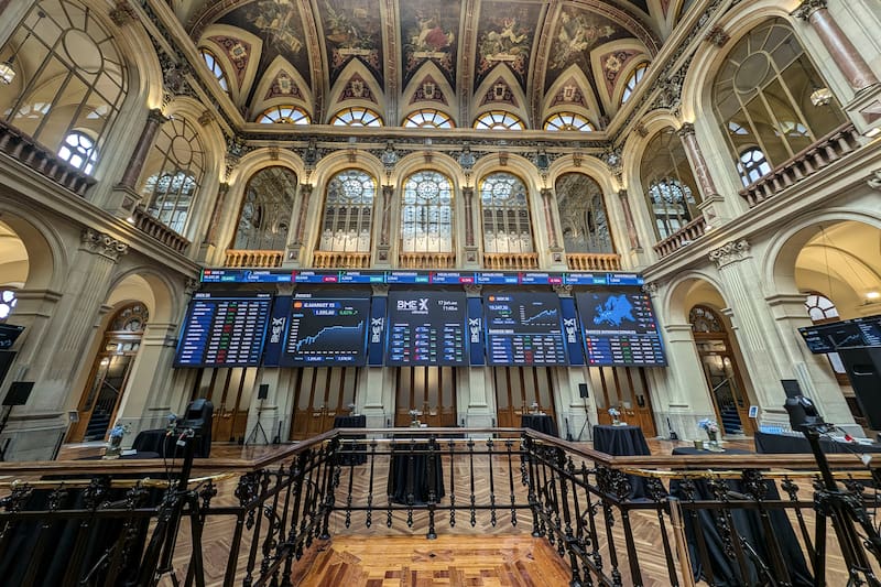 MADRID, 17/06/2026.- El selectivo de la Bolsa española, IBEX 35, que comenzó la sesión de este miércoles con una leve caída que no llegaba al 0,10 %, se ha dado la vuelta y registra un avance del 0,26 %, con lo que ha logrado marcar un nuevo máximo histórico, al superar los 19.200 puntos. EFE/ Vega Alonso
Vega AlonsoEFE/