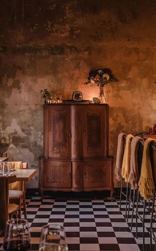 Empanadas al horno de barro, vinos de altura y cocina a la leña: el restaurante que trae los sabores de Salta a Buenos Aires