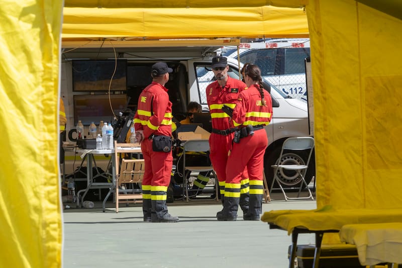 Efectivos de la UME trabajan en el incendio de la Sierra Norte de Guadalajara, que sigue sin ser controlado y en nivel 2 de operatividad.