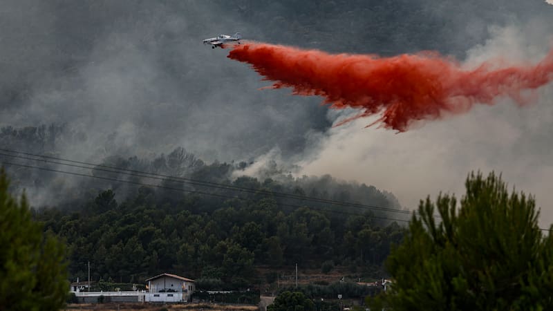 FOTODELDÍA GRAFCVA5189. BETXÍ (CASTELLÓN), 26/07/2026.- Un avión realiza una descarga con retardante en Betxí en el frente del incendio declarado este sábado en la Vall d'Uixó (Castellón), y que lleva quemadas ya unas 4.300 hectáreas y cuyo perímetro supera los 40 kilómetros. EFE/Manuel Bruque