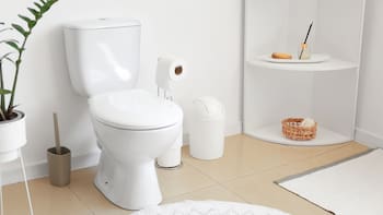 El ingrediente de limpieza más eficaz para quitar el sarro de tu inodoro y dejarlo como nuevo