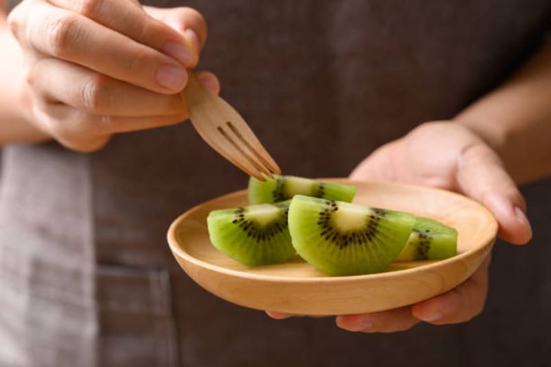 El kiwi es una fruta exótica que esconde propiedades extraordinarias para el cuidado del cuerpo.