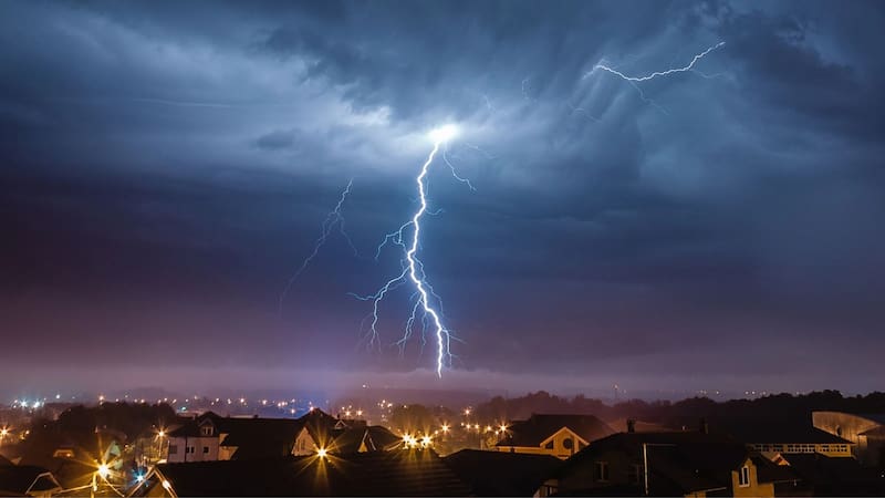 El lunes se prevé el mayor riesgo con tormentas y acumulación de agua.