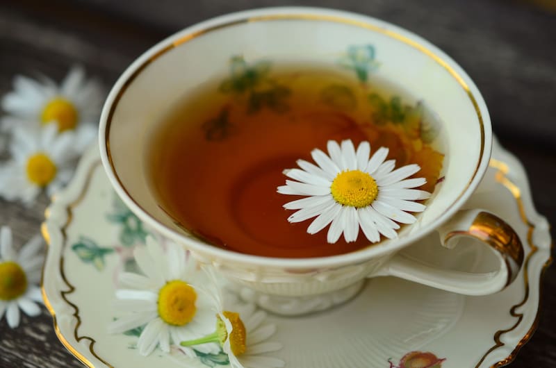 Rociar té de manzanilla en la puerta de entrada: por qué recomiendan hacerlo y para qué sirve.