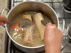 Volvió el caldo de huesos repleto de colágeno: la receta de las abuelas que es tendencia en el mundo