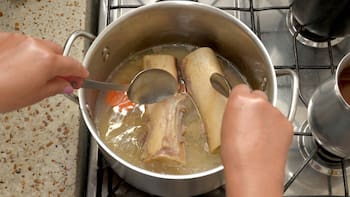 Volvió el caldo de huesos repleto de colágeno: la receta de las abuelas que es tendencia en el mundo