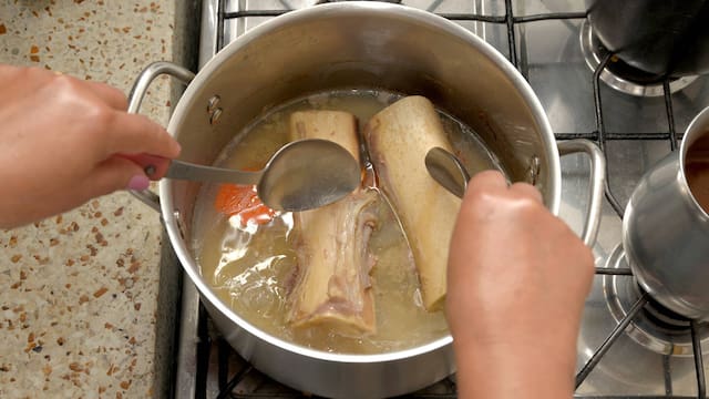 Volvió el caldo de huesos repleto de colágeno: la receta de las abuelas que es tendencia en el mundo