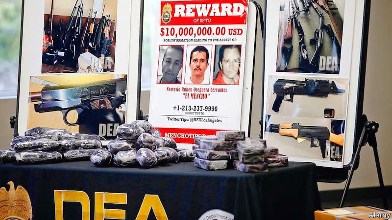 Así exhibía la DEA el arsenal de El Mencho, el narco más temido de México.