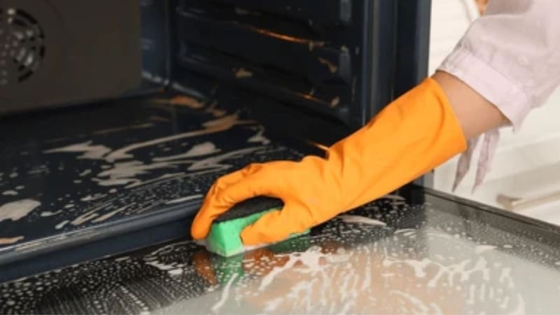 El método casero para eliminar la grasa del horno
