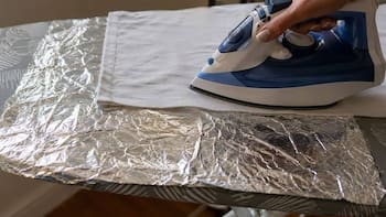 Papel aluminio debajo de la tabla de planchar: el truco que te ayudará a reducir el tiempo de planchado