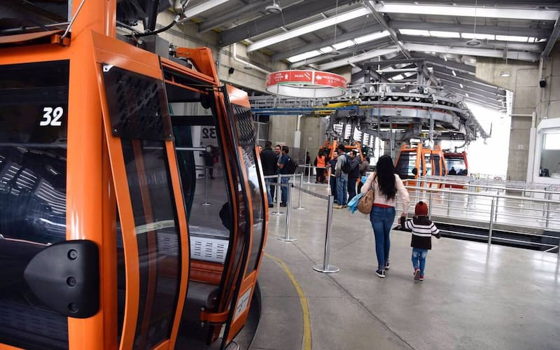 El Mexicable cuenta con una conexión hacia la estación Indios Verdes del Metro mediante un autobús alimentador.