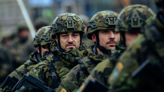 El Ministerio de Defensa busca voluntarios para trabajar en más de 1300 puestos fijos: qué puestos buscan y cómo presentarse