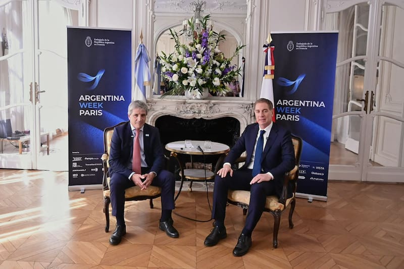 El ministro de Economía, Luis Caputo, y el jefe de Gabinete, Diego Santilli, en el evento Argentina Week en París