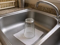 Dejar un vaso sobre una hoja de papel antes de salir de casa: ¿para qué sirve y por qué se recomienda?