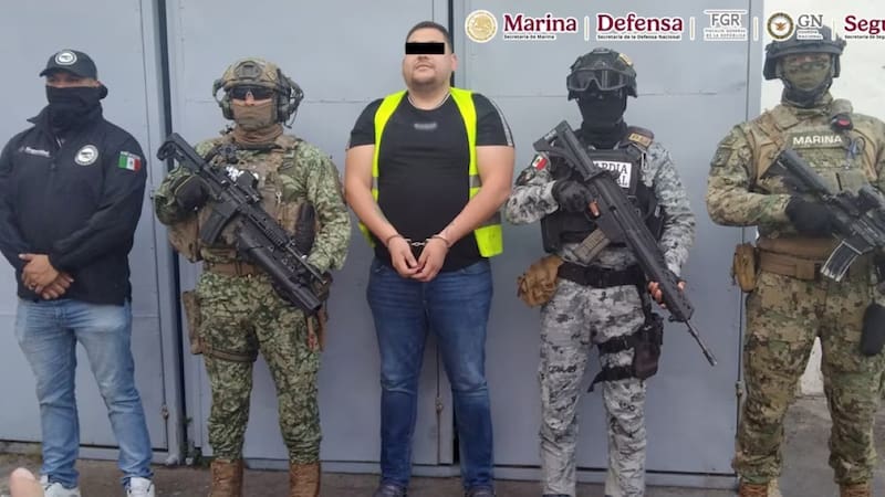 El Gabinete de Seguridad informó que Guillén García tiene 29 años y que era requerido por los delitos de homicidio calificado con ventaja y alevosía, asociación delictuosa y delitos cometidos contra miembros de instituciones policiales del Estado.