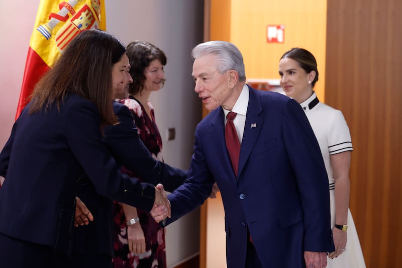 MADRID (ESPAÑA), 16/02/2026.- El nuevo embajador estadounidense en España, el empresario de origen cubano Benjamín León Jr., a su llegada a una rueda de prensa en la sala de autoridades de la T2 del aeropuerto de Barajas en Madrid este lunes. EFE/ Javier Lizón / POOL