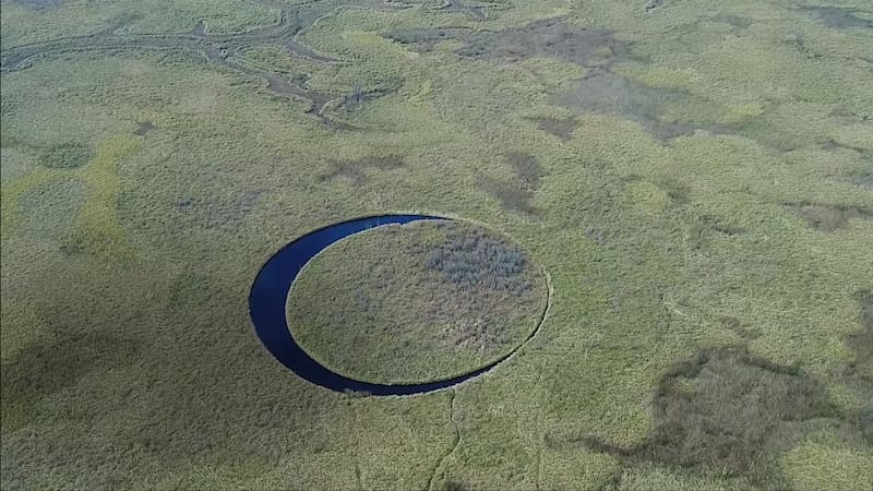El Ojo tiene un diámetro cercano a los 118 metros y está rodeado por un anillo de agua que también presenta una forma prácticamente circular. (Captura de pantalla: Gobierno Argentino)