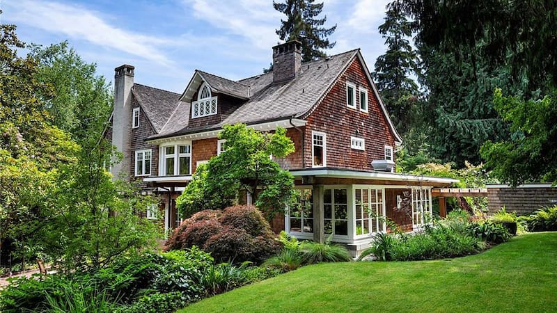 Ubicada en el barrio Denny-Blaine de Seattle, Kurt Cobain y su esposa Courtney Love compraron esta casa de estilo Reina Ana en 1994. Foto: Ewing y Clark