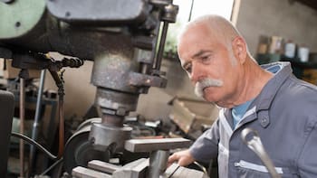 Sin jubilación ni descanso: el país donde se trabaja hasta después de los 70 años y la reducción de la jornada laboral no existe