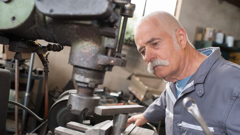 el país donde se trabaja hasta después de los 70 años y la reducción de la jornada laboral no existe