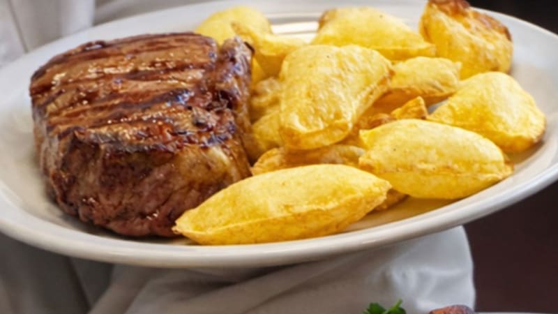 El clásico bife de chorizo con papas soufflé. (Foto: elpalaciodelapapafrita)