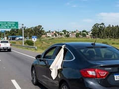 Colgar un pañuelo blanco en la ventana de un coche en movimiento | Qué significa y para qué sirve